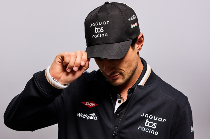 Mitch Evans #9 porte une casquette de l’équipe Jaguar TCS Racing et un sweat zippé de la collection saison 11.