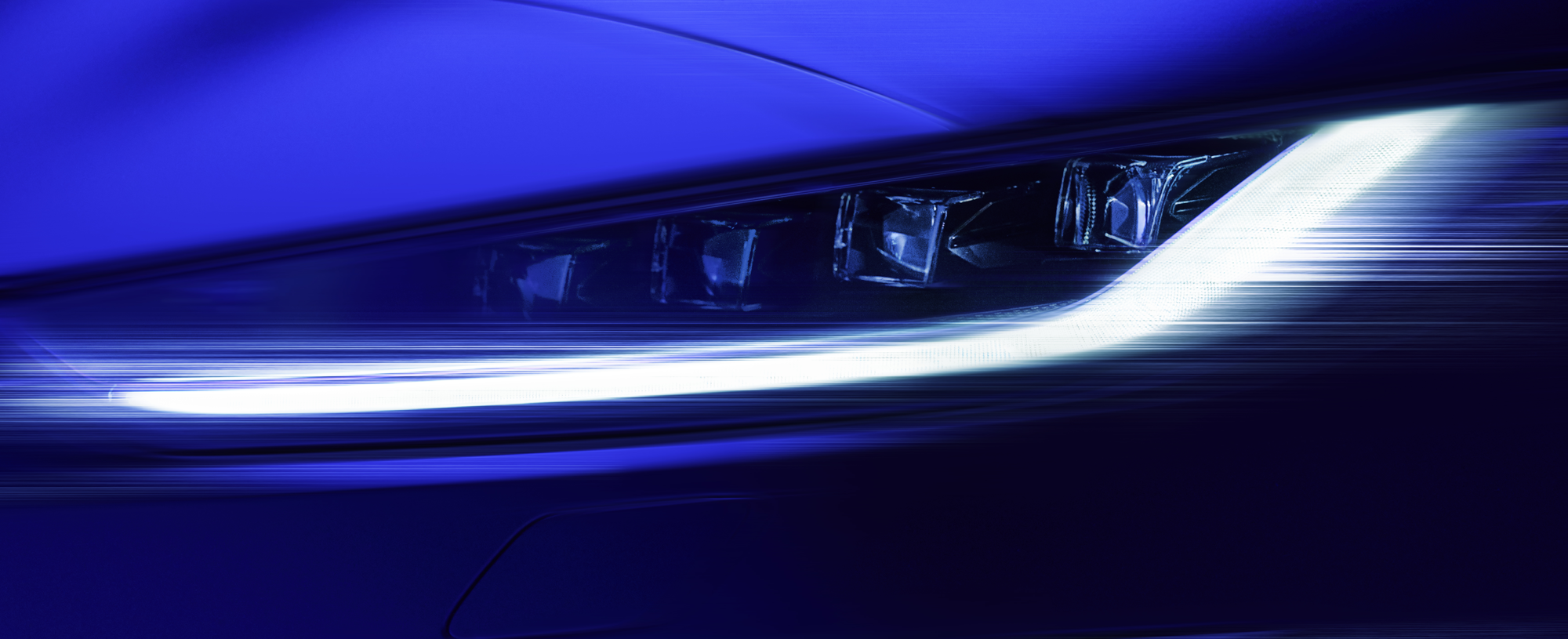 Gros plan sur le phare « J-line » d’une Jaguar F-TYPE.