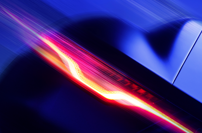 Gros plan sur le feu arrière d’une Jaguar F-TYPE.